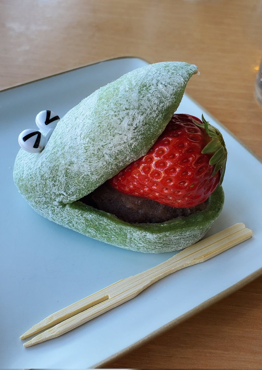 nn930310's tweet image. ワニの目、チョコだと思って一緒に口に入れたら違い過ぎて泣いてる