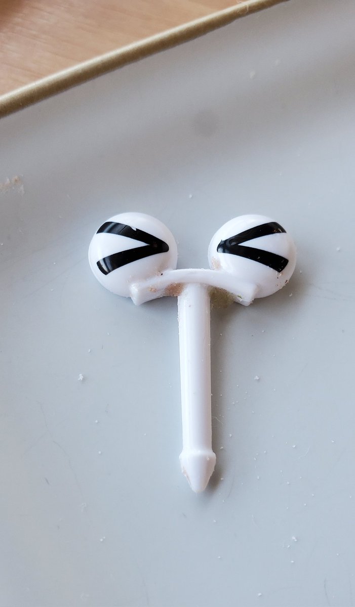 nn930310's tweet image. ワニの目、チョコだと思って一緒に口に入れたら違い過ぎて泣いてる