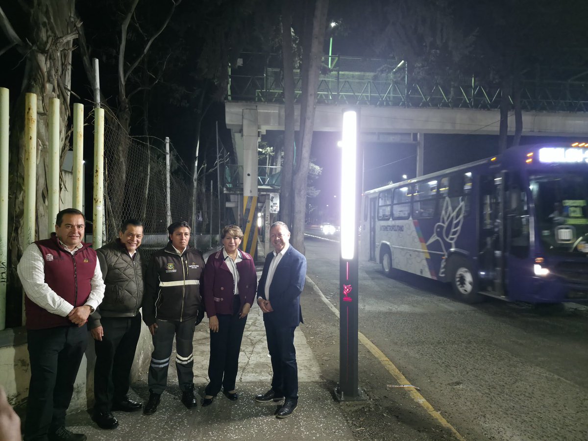 Las obras de mejoramiento en las inmediaciones de la UAEMéx registran ya más del 80% de avance.

Esta noche, junto a la Gobernadora <a href="/delfinagomeza/">Delfina Gómez A.</a> y al Director de la Junta de Caminos del Estado de México, Joel Gonzalez Toral supervisamos la instalación de nuevas luminarias y los