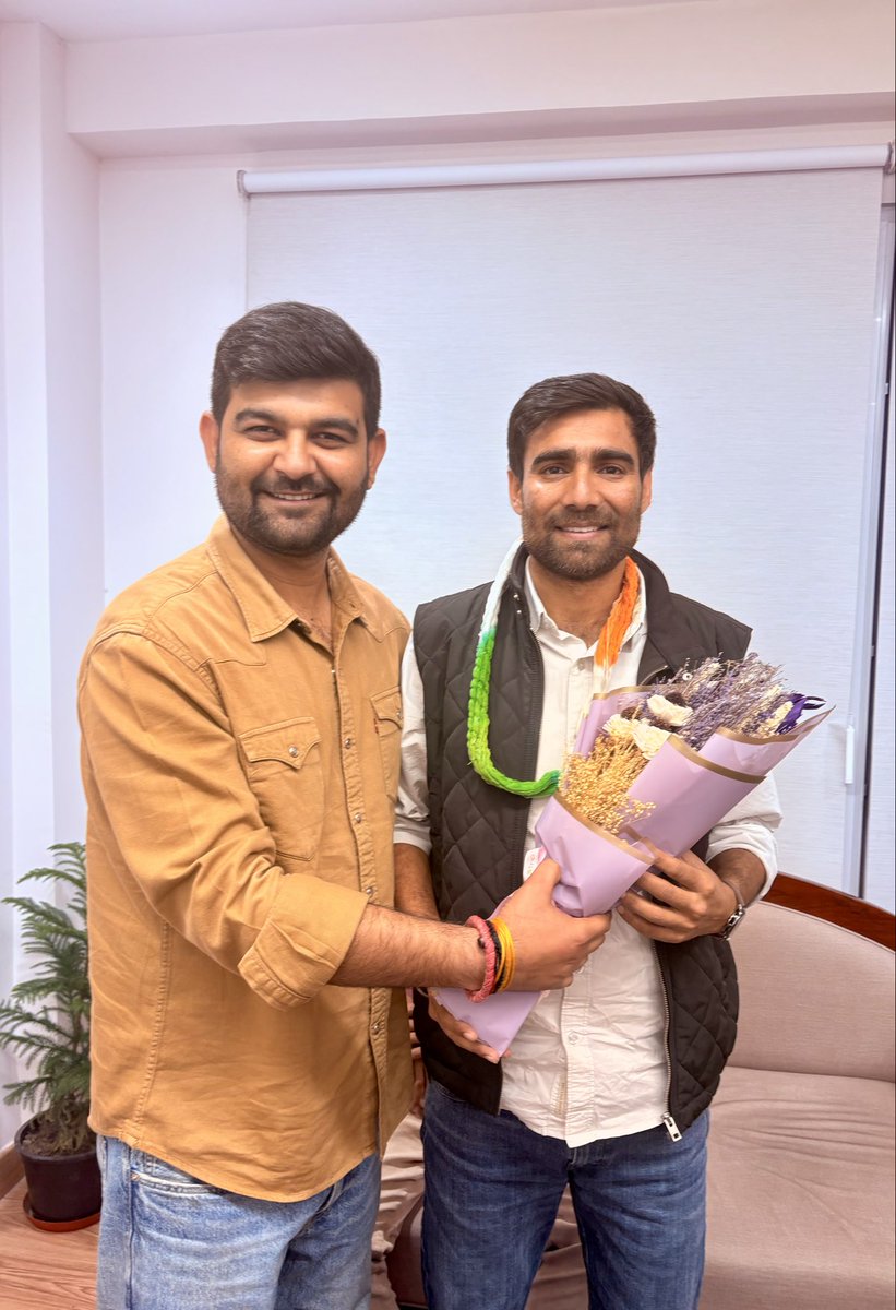 आज नई दिल्ली में NSUI के राष्ट्रीय अध्यक्ष बड़े भाई विनोद जाखड़ जी से मिलकर नई ज़िम्मेदारी के लिए उन्हें बधाई व शुभकामनाएँ प्रेषित करी। 

आपके नेतृत्व में देश में छात्र-छात्राओं व नौजवानों की लड़ाई ओर मज़बूती से लड़ेंगे व संगठन को नई ऊर्जा मिलेगी।।
<a href="/nsui/">NSUI</a> <a href="/kanhaiyakumar/">Kanhaiya Kumar</a>
