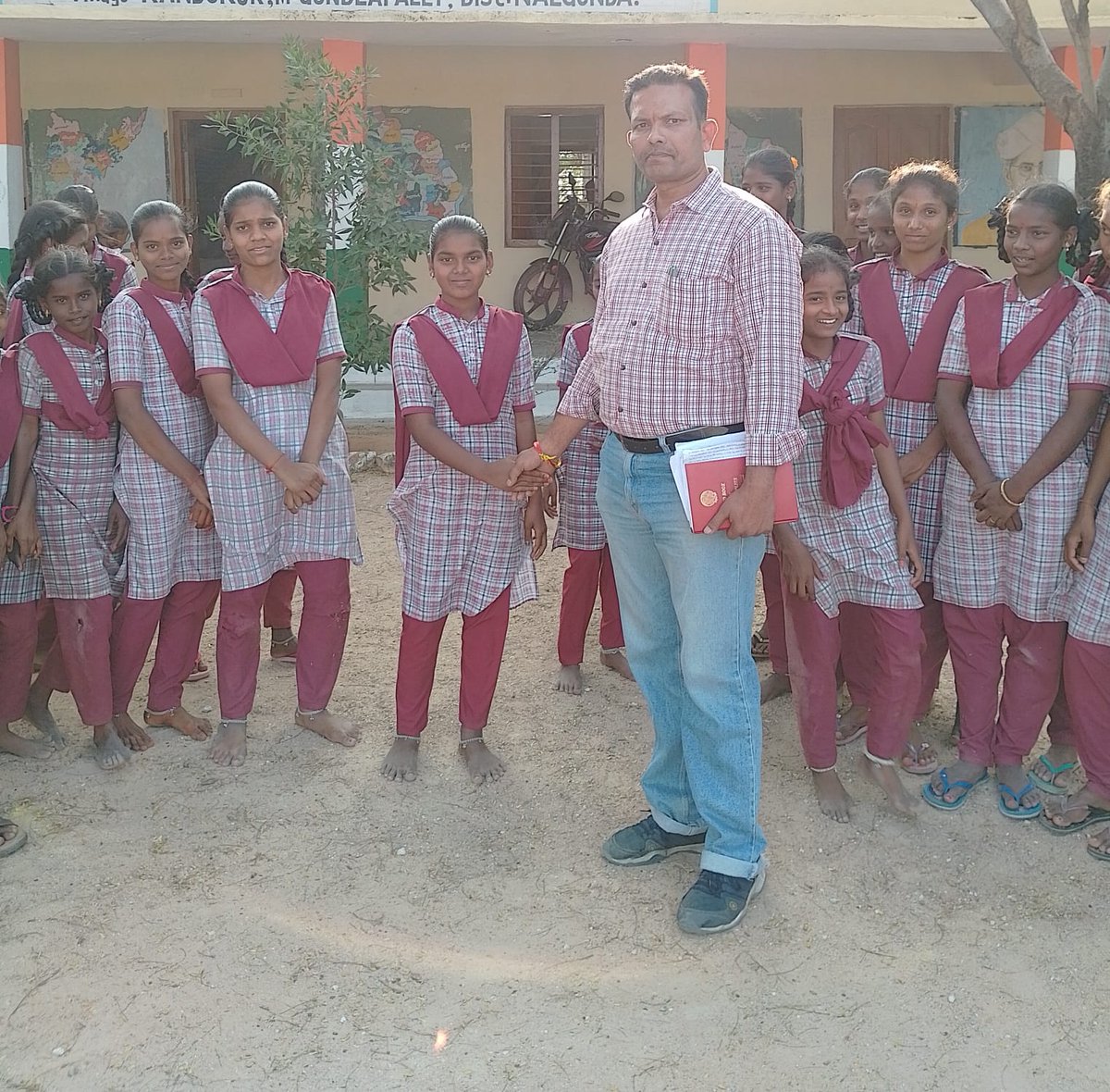 RMaachana's tweet image. Dear @RSSorg
#Motivate 
#SSC #Students
"సార్..మీ బాబు,పాప
#టెన్త్ చదువుతున్నారు
నిద్ర లేపండి
చదవమని చెప్పండి"
ఇలా..
కొన్ని రోజులు చేయండి.
సామాజిక భాధ్యత గా..
#parikshapecharcha2026 
#పరీక్ష #pariksha #Exam #Tenth 
#పదోతరగతి