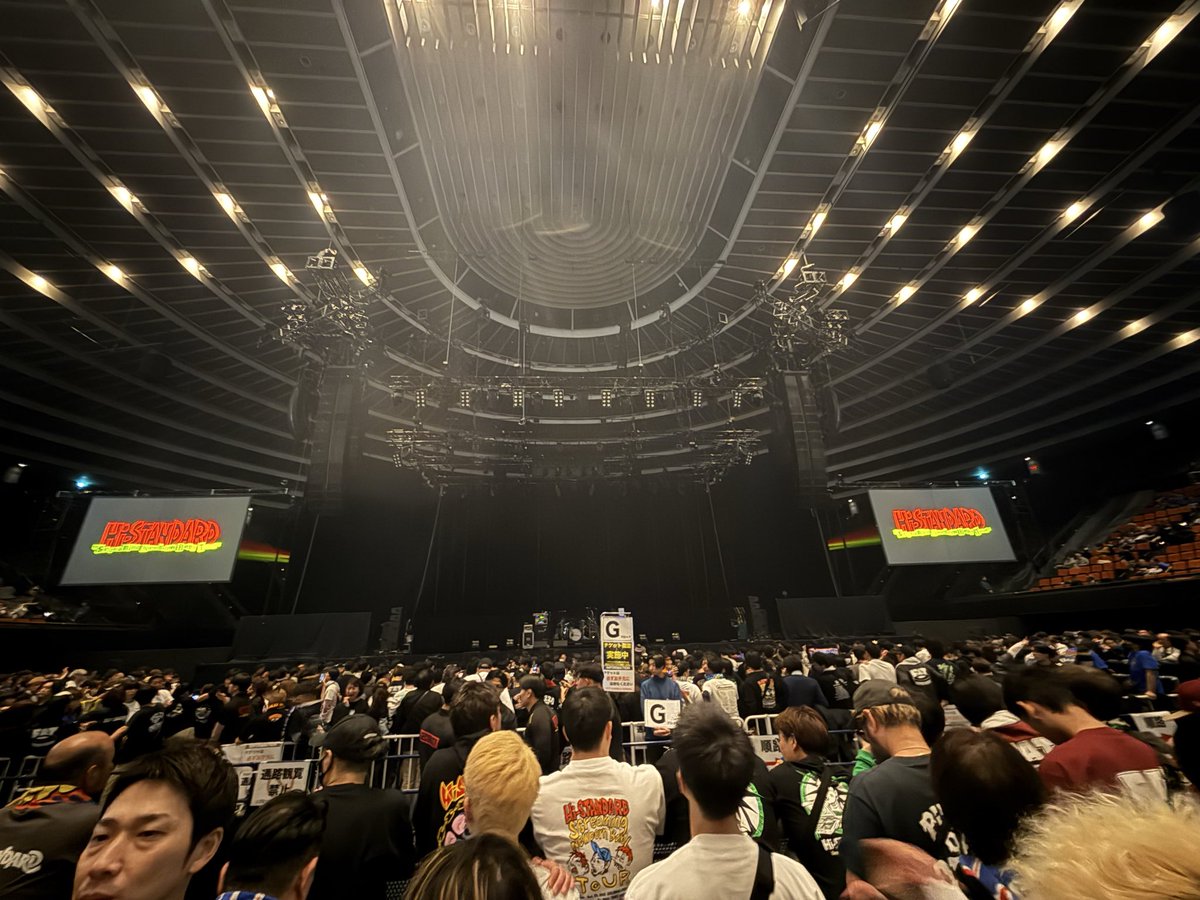marcpunks's tweet photo. こんな夢みたいな空間が実現した！
30年追い続けてきたハイスタが目の前に😆
一緒に行った息子が「オトンが憧れてたハイスタってこんなカッコよかったんや！」って。Tブロックは激しくもみくちゃになってクビも持っていかれてガタガタになったけど皆んなで肩組んでモッシュした事忘れない！#ハイスタ https://t.co/eNL1PbWPQC