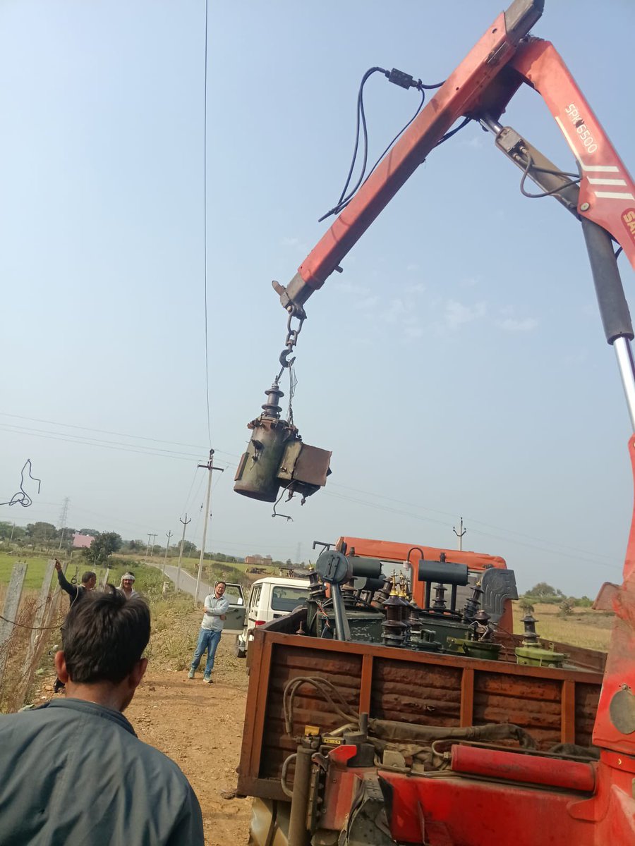 Revenue recovery camps and drives underway in #JVVNL.

शुक्रवार को #JaipurDiscom का सघन राजस्व वसूली व सतर्कता अभियान 
•बूंदी वृत: पुराने कटे कनेक्शनों से Rs 8.19 लाख मौके पर वसूली, Rs 1.81 लाख का जुर्माना
•धौलपुर वृत: माह में Rs 18.77 करोड़ राजस्व वसूली, 240 अवैध जंपर हटाए, 5