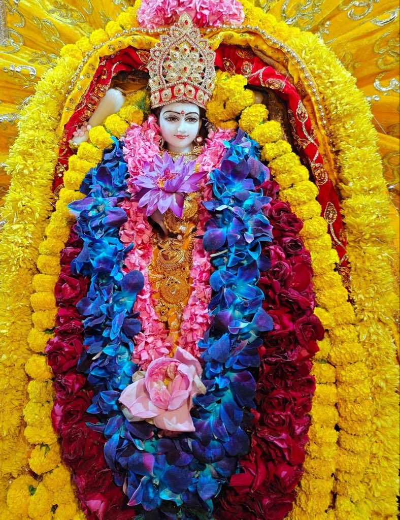 baglamukhipuja's tweet photo. Maa Baglamukhi is propitiated with yellow offerings by devotees dressed in yellow, seated on a yellow cloth. https://t.co/fvAa0BcCvv