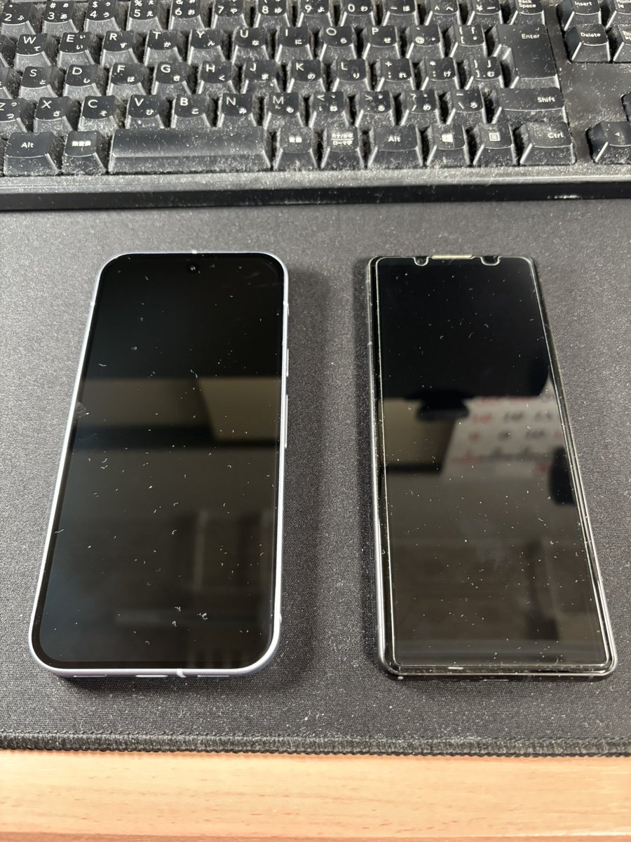 qint2020's tweet photo. 本当はもうちょっと後に変更する予定だったんだけど、auのスマホトクするプログラムが25日に改悪されてしまうので急いで変更してきました。Xperia5 Ⅳと比べるとこんな感じ。縦はほぼ変わらないけど、横が少し長くなった感じかな。 https://t.co/V3aTsSmcJ3