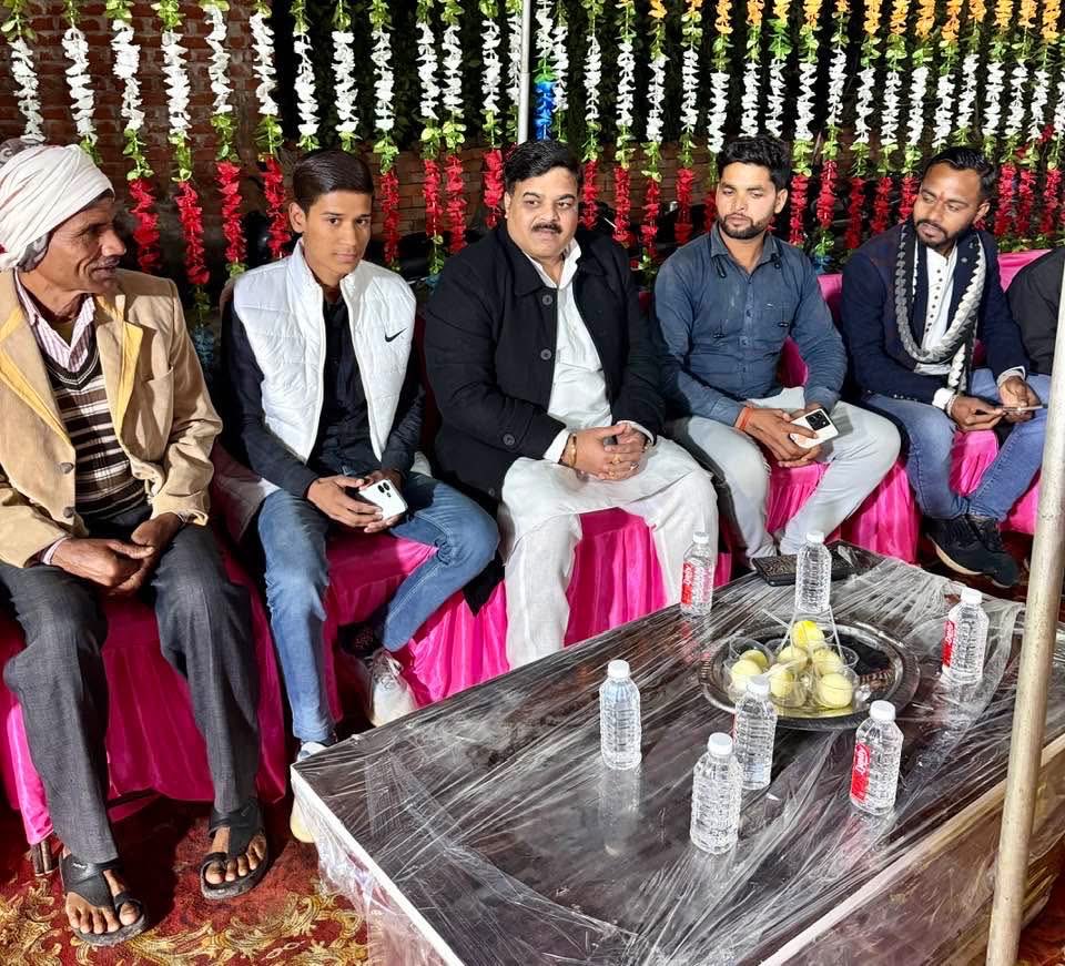 AnkitParihar9's tweet photo. अपने परिवारजनों के यहाँ शुभ मांगलिक एवं पारिवारिक कार्यक्रमों में उपस्थिति के निरंतर क्रम में गांव संतनगर, केदारख��ड़ा, जालिमगंज, दुन्दपुर-रुझई, सहित अनेकों स्थानों पर अपने परिवारजनों के बीच उपस्थित रहते हुए एवं Zee न्यूज़ के पत्रकार श्री ज्ञानेंद्र प्रताप सिंह जी, पूर्व विधान परिषद सदस्य श्री अरविंद त्रिपाठी जी के यहाँ मांगलिक कार्यक्रमों में सम्मिलित होकर अपनी शुभकामनाएँ प्रदान करके पारिवारिक रिश्तों को बल प्रदान किया।
#166भगवंतनगर