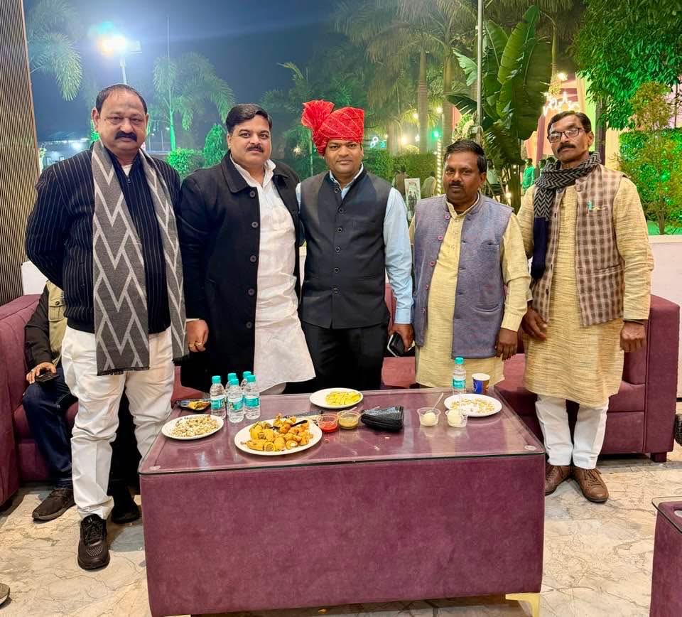 AnkitParihar9's tweet photo. अपने परिवारजनों के यहाँ शुभ मांगलिक एवं पारिवारिक कार्यक्रमों में उपस्थिति के निरंतर क्रम में गांव संतनगर, केदारख��ड़ा, जालिमगंज, दुन्दपुर-रुझई, सहित अनेकों स्थानों पर अपने परिवारजनों के बीच उपस्थित रहते हुए एवं Zee न्यूज़ के पत्रकार श्री ज्ञानेंद्र प्रताप सिंह जी, पूर्व विधान परिषद सदस्य श्री अरविंद त्रिपाठी जी के यहाँ मांगलिक कार्यक्रमों में सम्मिलित होकर अपनी शुभकामनाएँ प्रदान करके पारिवारिक रिश्तों को बल प्रदान किया।
#166भगवंतनगर