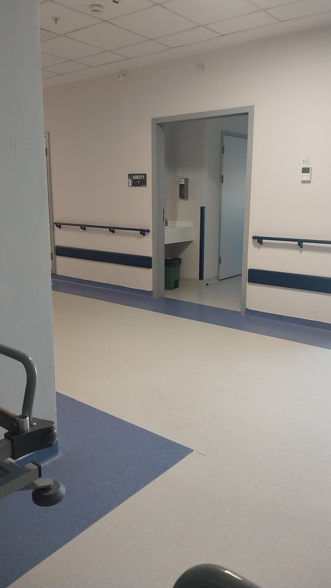 Günaydın. 
Bugün 5 te kalkıp koca bir demlik çay demledim. 
Tüm hasta odalarına çay  ikram ettim. 
Son anda dün ağırlaşıp yoğun bakıma kaldırılan arkadaşın ölüm haberi geldi. 
Tüm servis yasa boğuldu. 
Kısa bir tanışıkşığımız da olsa çok üzücü.