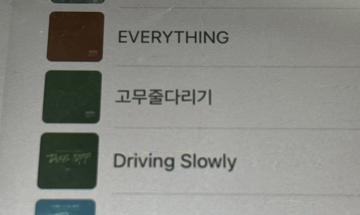 나 진짜좋아하고 모두에게 알리고싶은 노래만 담아놓은 플리 있는데 거기 아이콘 노래 이렇게 세개잇단말야
그래서 얼마전에 고무줄다리기 붐따 돌앗을때 너무너무슬펐음..ㅠㅡㅠ 무대 보니까 진짜에반가 싶기도한데 방금 저거 뺄까 잠깜 고민한 내자신이 싫어짐