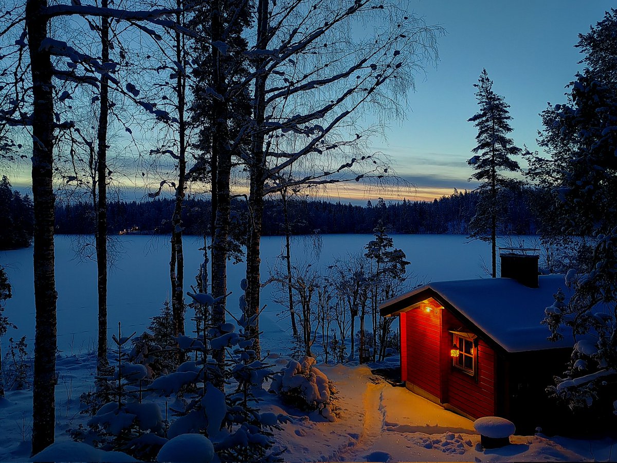 ElseKruskopf's tweet image. Hyvää huomenta lauantaita. Perjantaina aurinko nousi. Päivällä loisti kirkkaasti☀️ Iltapäivällä  mökkinaapuri tuli vastaan suksilla. Illalla vastapään naapuri laittoi jätkänkynttilän palamaan🔥 Tänään kotiinlähtö ennen lumimyräkkää❄️ #Finland #Jaala #cottage #StandWithUkraine️🇺🇦