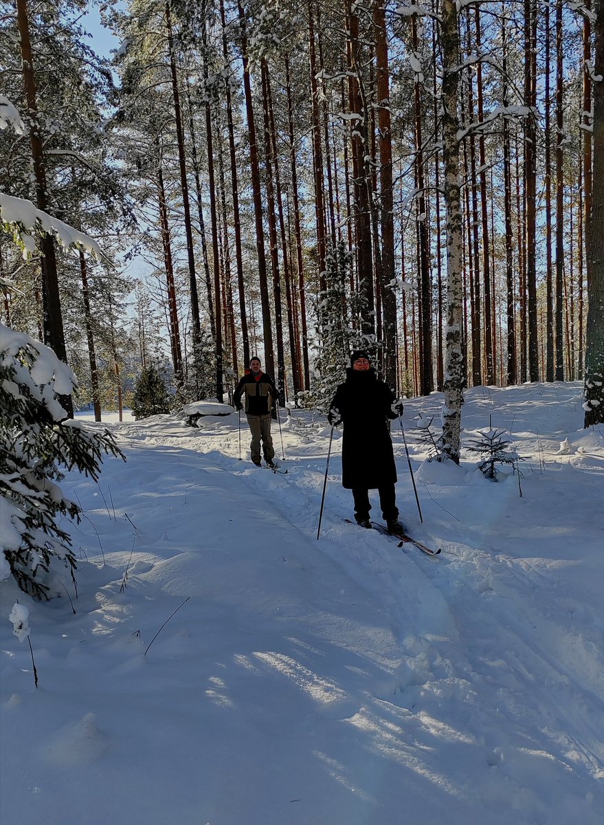 ElseKruskopf's tweet image. Hyvää huomenta lauantaita. Perjantaina aurinko nousi. Päivällä loisti kirkkaasti☀️ Iltapäivällä  mökkinaapuri tuli vastaan suksilla. Illalla vastapään naapuri laittoi jätkänkynttilän palamaan🔥 Tänään kotiinlähtö ennen lumimyräkkää❄️ #Finland #Jaala #cottage #StandWithUkraine️🇺🇦