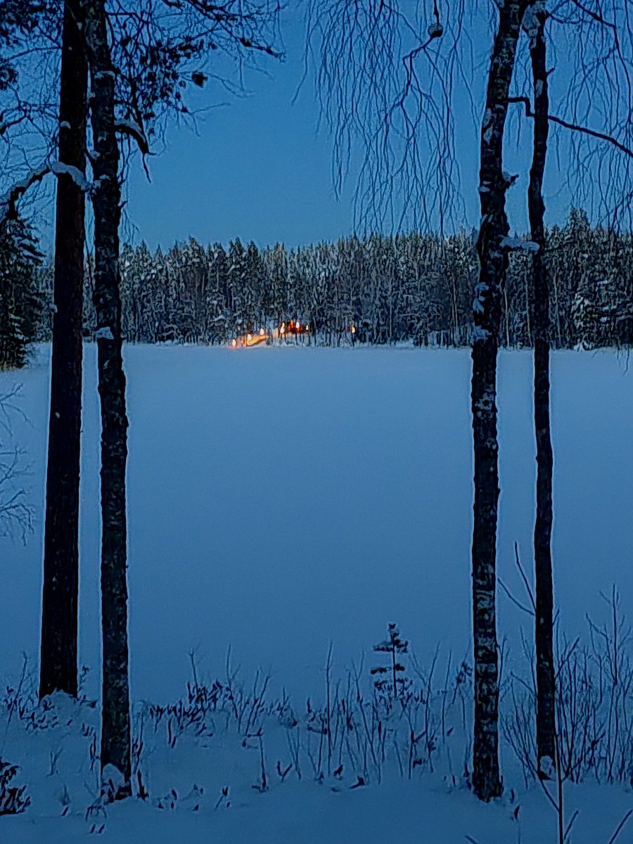 ElseKruskopf's tweet image. Hyvää huomenta lauantaita. Perjantaina aurinko nousi. Päivällä loisti kirkkaasti☀️ Iltapäivällä  mökkinaapuri tuli vastaan suksilla. Illalla vastapään naapuri laittoi jätkänkynttilän palamaan🔥 Tänään kotiinlähtö ennen lumimyräkkää❄️ #Finland #Jaala #cottage #StandWithUkraine️🇺🇦