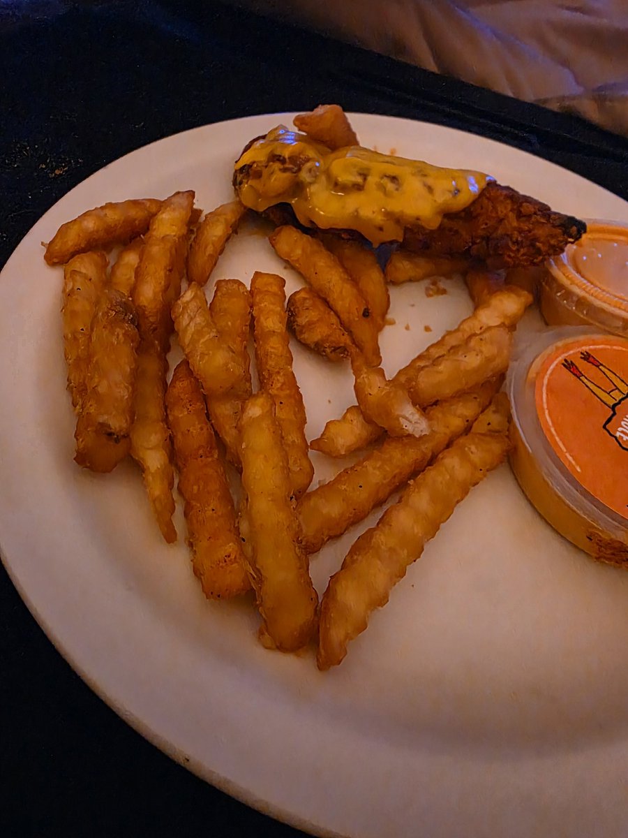 treker68's tweet photo. @hotchickendaves this is considered a single tender and a single order of separate fries. Fries, there's hardly any fries there.Burbank, dave's hot chicken has really let down a regular customer who orders every week https://t.co/ToRALe39dn
