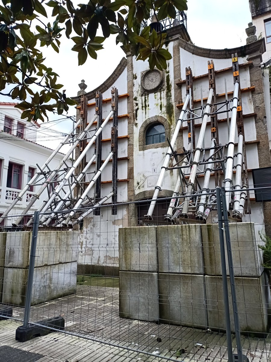 Plaza de España, centro neurálgico de una ciudad de más de 17.000 habitantes, lugar donde se concentran diversos comercios y locales de hostelería, una de las arterias donde se celebra el tradicional Feirón, en estado lamentable de abandono y desidia, por este gobierno municipal.
