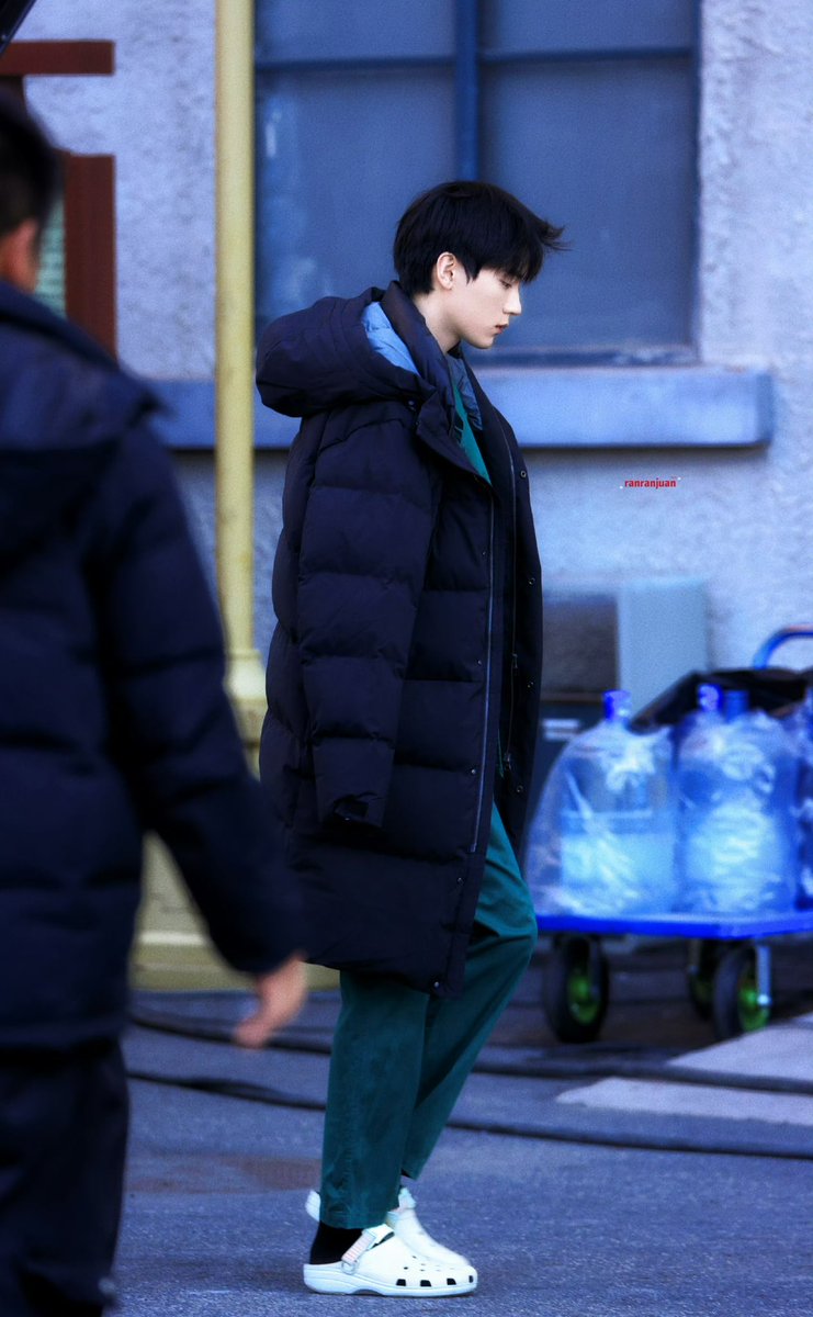 zyiranindofans's tweet photo. 210226 Zhou Yiran pagi ini pergi bekerja dan akan menghadiri Lantern Festival di malam hari💼
🎬 Syuting “Life Edge” Day-32
#ZhouYiran #周翊然 #TianzhouIDN #LifeEdge https://t.co/qsBKsJn37f