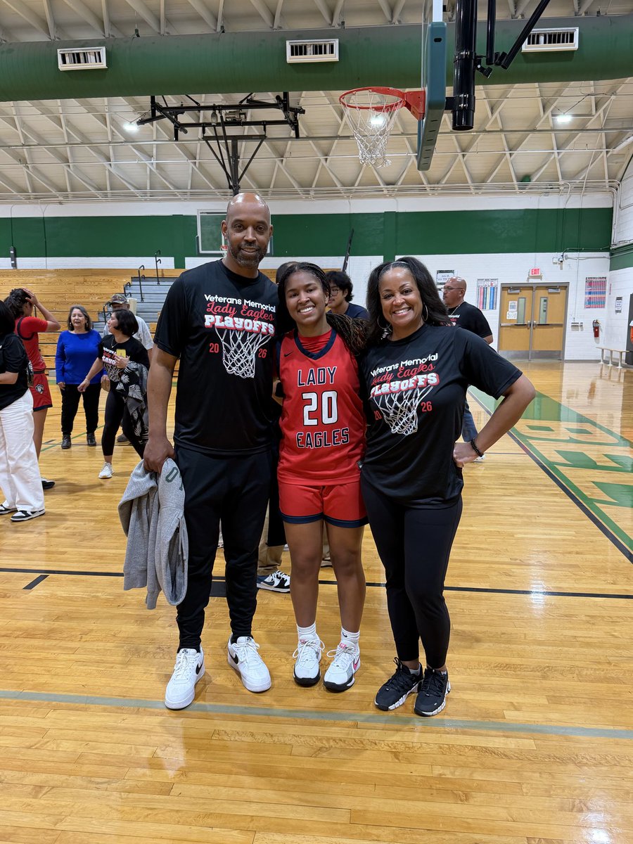 AniKa Faye tweet media