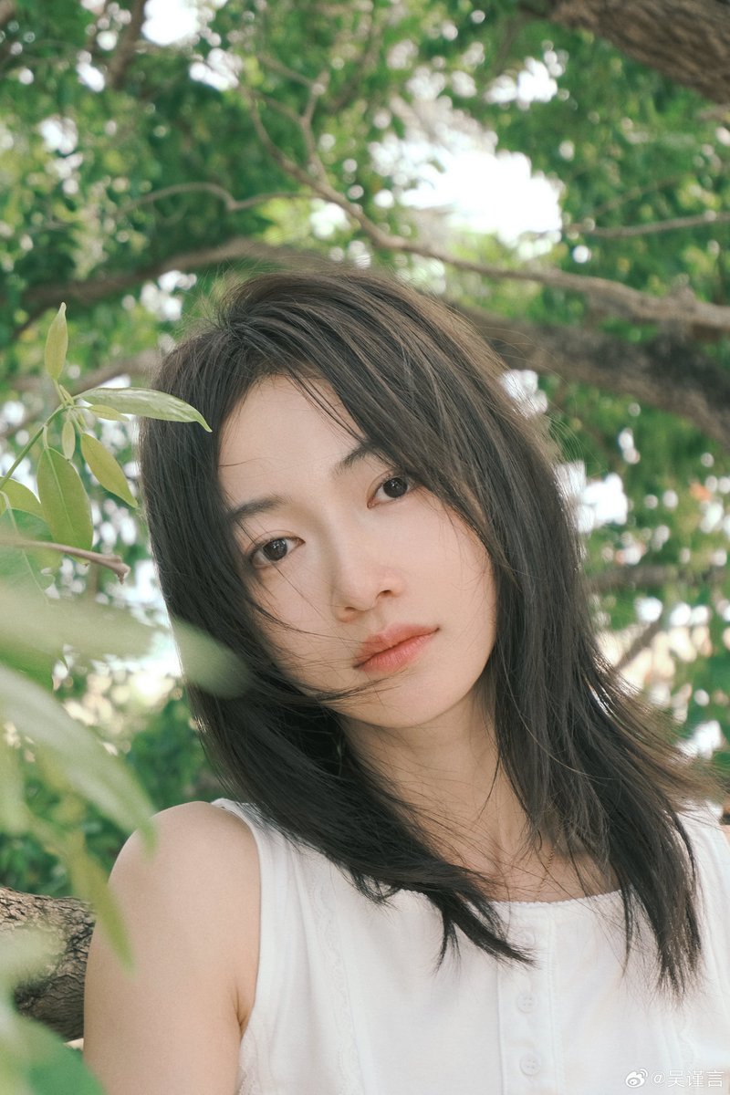 — 260221

📸 | #WuJinyan Weibo update. (1/3)

📝 | 🍃 By the seaside, there are leaves, the next line is___

🏷️ | #吴谨言