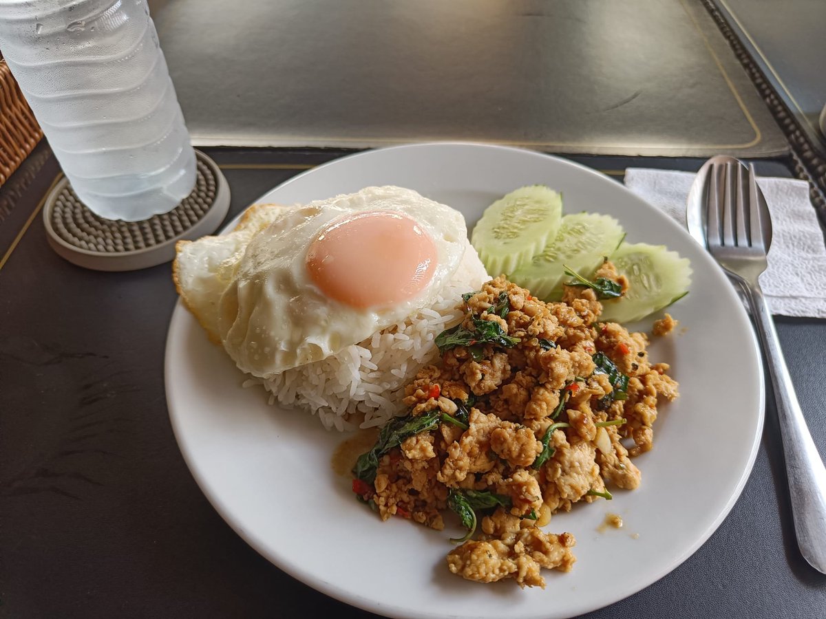 HilpoJuhana's tweet image. Pad kra-pao moo  
Holy Basil Chicken Stir-Fry  
100 Thb. 2,70 €.
 
#ThaiFood #authentic #HolyBasil #AroiMak