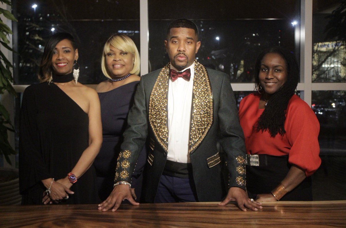 DonteSmith's tweet photo. My mentor said it would be “a bunch of bad ones and a Donte.”

He was right.

Not attitude — intelligence.
Not noise — leadership.
Not hype — wealth building.

I don’t win alone. These women elevate me.

Stay close to them. They’re rising fast.

#adoseofdonte https://t.co/ChjAlJWT4R