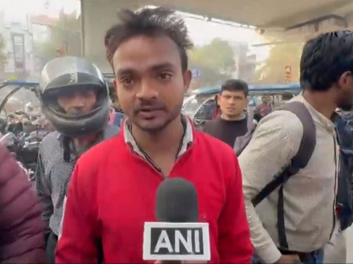 ani_digital's tweet photo. "We want justice": Co-workers of delivery executive killed in Delhi's Subhash Nagar crash

Read @ANI Story | https://t.co/e6O7Qixdnp

#DeliveryBoyDeath #DelhiCrash #Coworkers #eyewitnesses #SubhashNagarMetro https://t.co/Cc5nKHYurQ