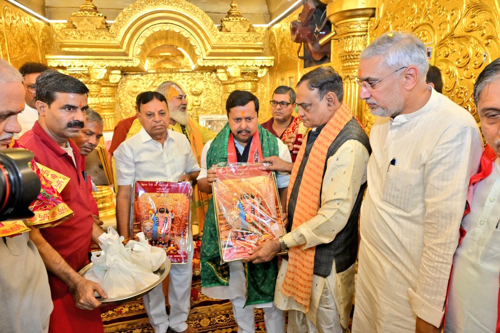 आज अहमदाबाद में नगरदेवी श्री भद्रकाली माता मंदिर में दर्शन-पूजन कर राज्य एवं राष्ट्र की समृद्धि, शांति और जनकल्याण हेतु कामना की।

अहमदाबाद की नगर देवी के रूप में पूजित यह धाम, प्राचीन कर्णावती की स्थापना काल से आस्था का केंद्र रहा है और गुजरात की समृद्ध सांस्कृतिक एवं आध्यात्मिक