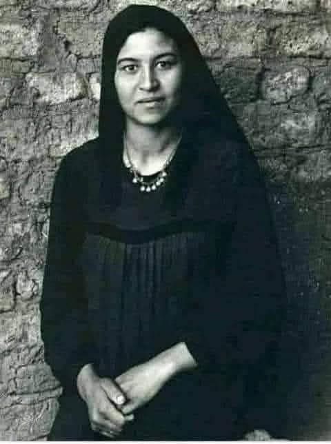 فى عام 1879 تزوجت (مبروكة خفاجى) فلاحة مصرية بسيطة من إحدى قُرى محافظة كفر الشيخ ب (إبراهيم عطا) فلاح كان يعمل بالأجرة وبسبب ضيق الحال طلقها رغم انها كانت حامل فى الشهور الأخيرة..
انتقلت مبروكة مع والدتها وأخوها إلى الإسكندرية وأنجبت ابنها (علي إبراهيم عطا) وقررت أن تفعل كل ما