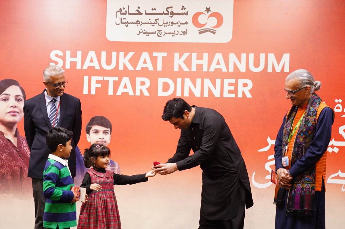 Khankamoo's tweet photo. شوکت خانم فنڈ ریزنگ میں لاہور نے اپنا پچھلے سال کا ریکارڈ توڑ دیا اس بار افطار ڈنر پہ 432 ملین کی رقم لاہوریوں نے شوکت خانم ہستال کو دی، شکریہ لاہور۔۔۔ https://t.co/zZv80JndPJ
