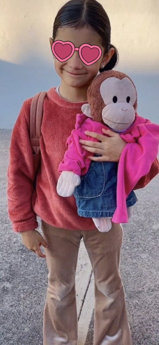 KARENZINT's tweet photo. Mi sobrina Luciana es como Punch: nunca se separa de su changuita.

#LaNiñaPunch🐒 https://t.co/dL8X8DsUVB
