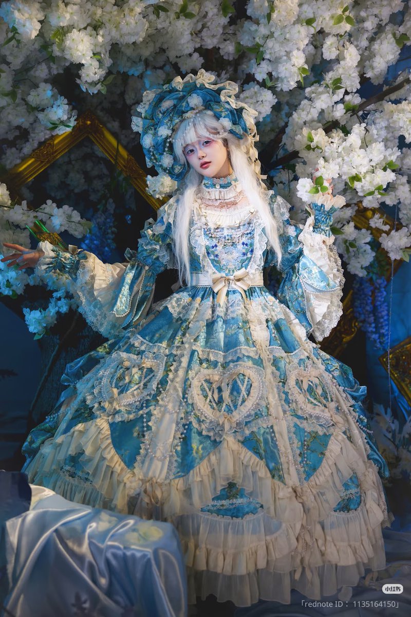 23日まで 杏花（アーモンドブロッサム）の枝花柄を胸元に添え、青緑