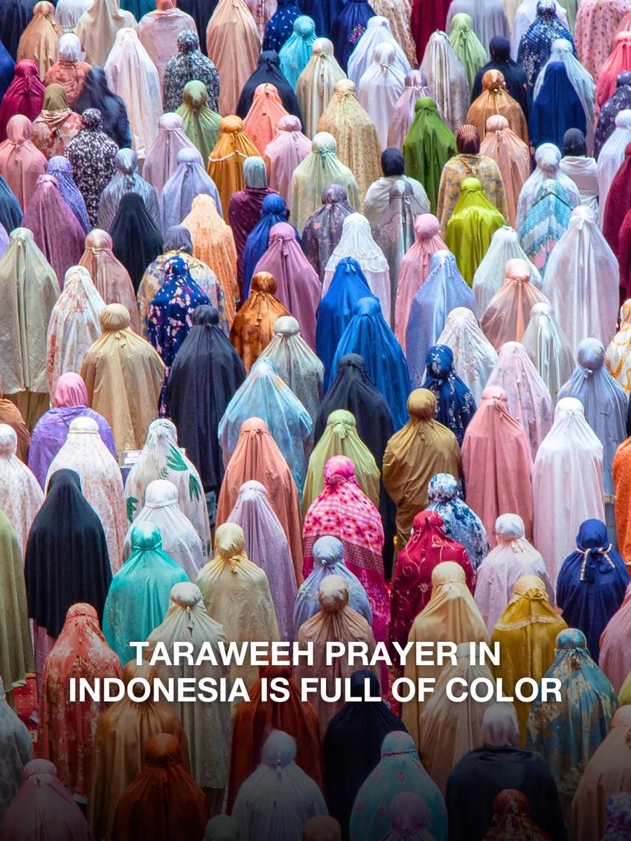 Al__Quraan's tweet image. Malam salat Tarawih di bulan Ramadan di Indonesia dipenuhi dengan warna-warni yang indah.