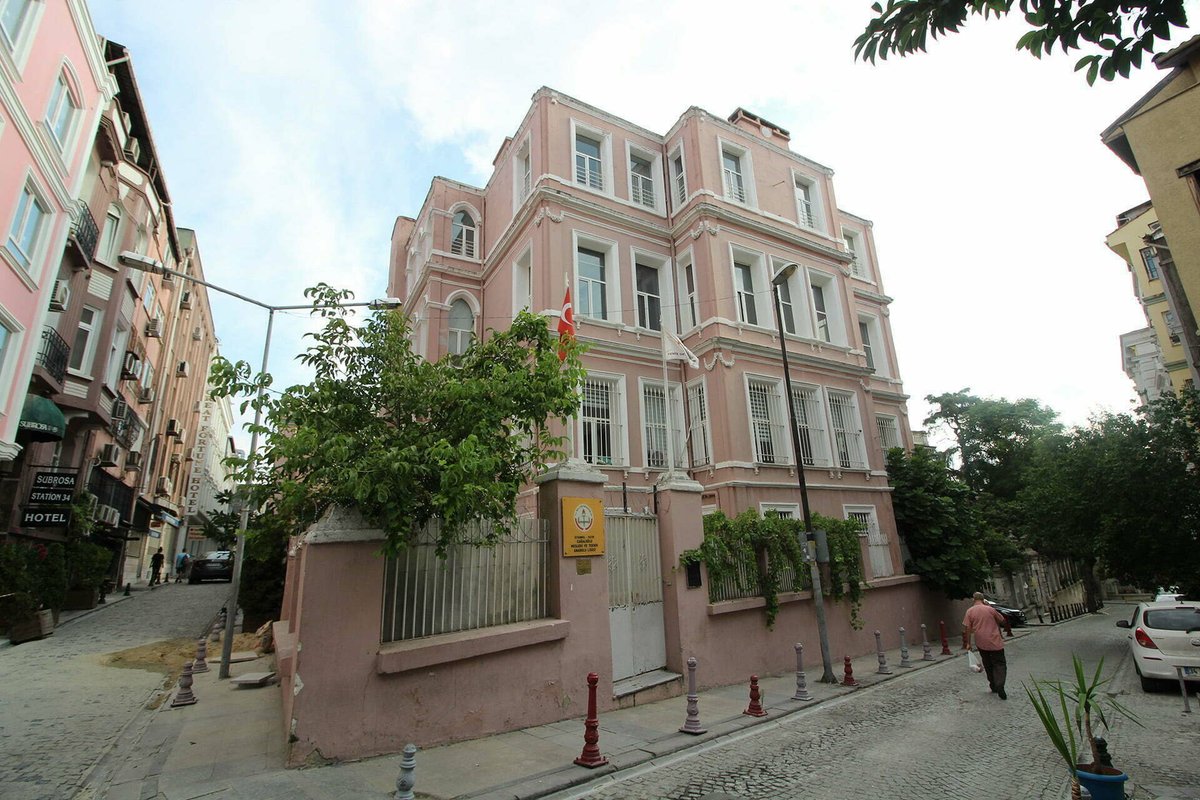 ◾️İstanbul’un tarihi yarımadasında yer alan meslek liselerinde neler oluyor? 

Tarihi okul binaları önce tadilat gerekçesiyle boşaltıldı, şimdi de okullara geri dönülmeyeceği belirtiliyor. Tasfiye sürecinin planlı olduğu söylenirken, Milli Eğitim Bakanlığı konuyla ilgili henüz