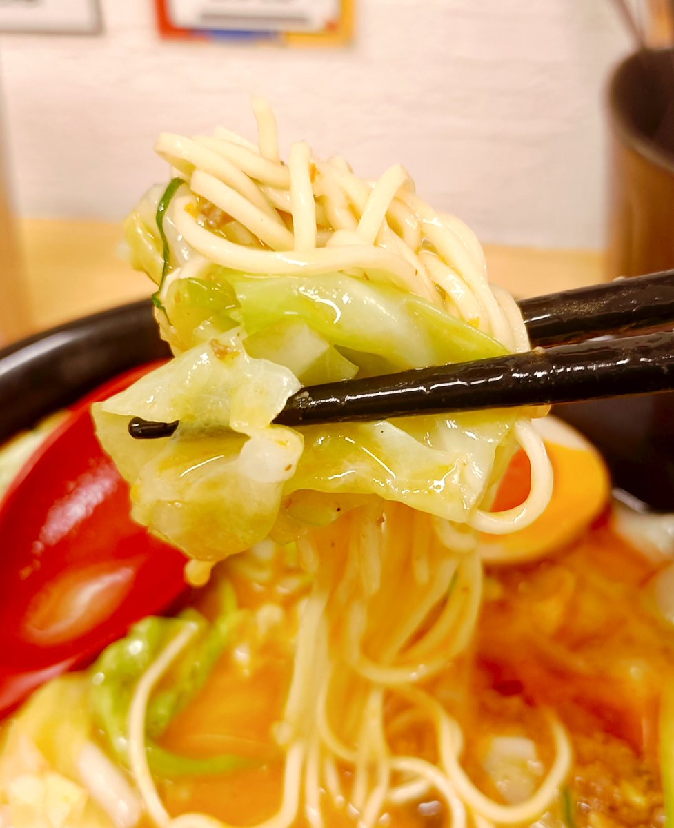 GYUTONさんの2月限定担々麺〜。
月も後半になりましたが、漸く食べられました🍜
最近はもう自身の中では当たり前になりつつあるキャベツトッピング(笑)
(キャベツトッピングはいいぞ！)
スープと担々麺用の肉味噌が合いますね〜、程よい辛さも好みでした😊
ご馳走様でした〜。美味がっだ！！