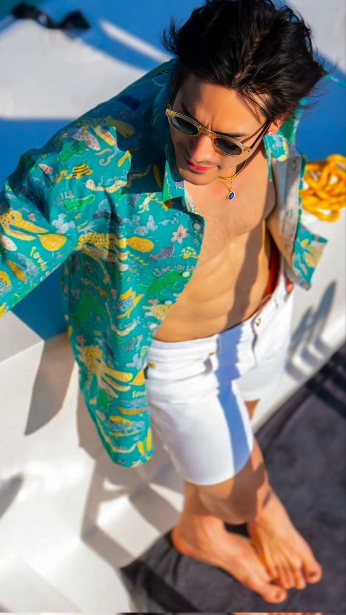 the groom glow is glowing a little too hard on him 🫠