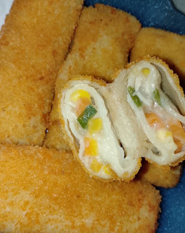 Risol mayo atau risol sayur?

Mayo supremacy creamy lumer gila 😭🧀🔥 vs sayur classic sehat tapi chill 🥕🥔🥬
Kalian tim mana nih? Spill cepet! 🍳✨