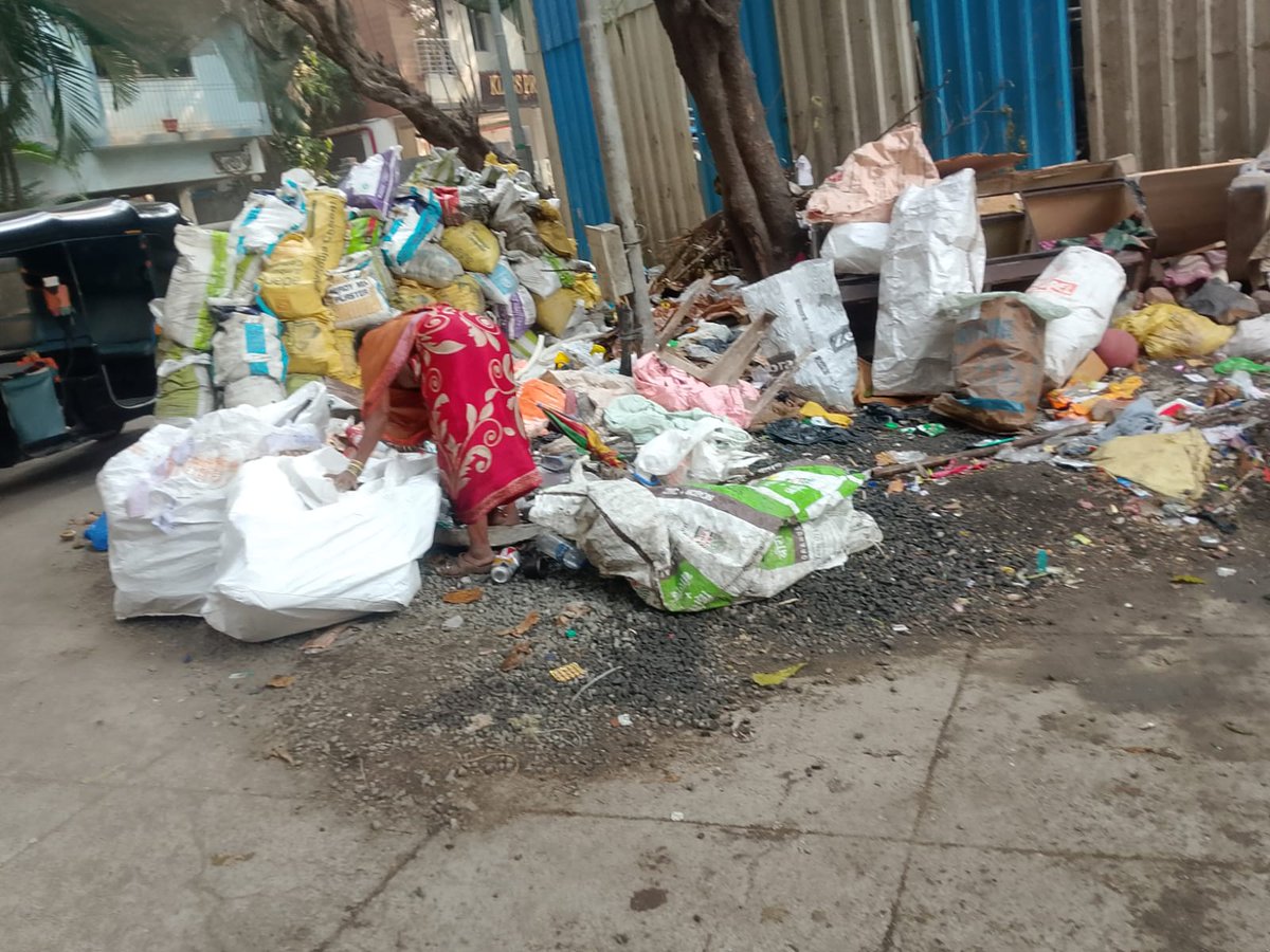 subodh_gore's tweet photo. @Dev_Fadnavis #BMC @mybmcWardME @mybmc 

Lijjat papad corner
Govandi east, need kachra gadi twice. https://t.co/XLvnGqCMOK
