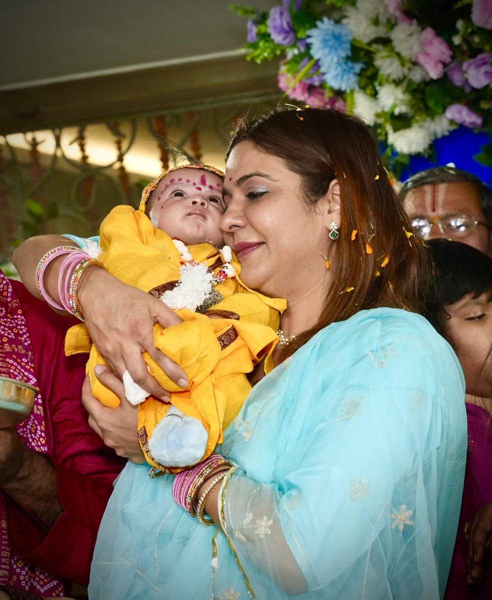 Dr_SwapnaVerma's tweet photo. 🦚 नन्हे कान्हा के संग एक पावन क्षण 💛

श्रीकृष्ण जन्मोत्सव के शुभ अवसर पर बाल गोपाल के रूप में सजे इस नन्हे शिशु को गोद में लेकर भक्ति, स्नेह और आनंद से भरा यह सुंदर पल हृदय को स्पर्श कर गया।

जय श्री कृष्ण 🙏✨

#ShriKrishnaJanmotsav #BalGopal #DivineMoments #Satna #BhaktiUtsav https://t.co/IuogKu4BZW