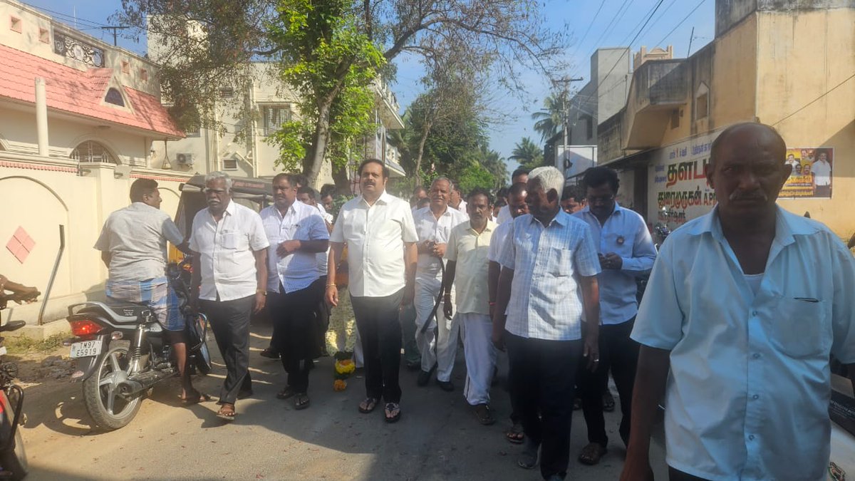 வேலூர்  வடக்கு மாவட்டம் - குடியாத்தம் கிழக்கு ஒன்றிய கழக செயலாளர் நத்தம் திரு.V. பிரதீஷ் அவர்களின் தந்தை திரு.வீரராகவலு நாயுடு அவர்கள் மறைந்ததையொட்டி நேரில் சென்று அன்னாரது திருவுடலுக்கு மலர் மாலை அணிவித்து மரியாதை செலுத்தி குடும்பத்தாருக்கு ஆறுதல் கூறினேன்.

உடன் குடியாத்தம்