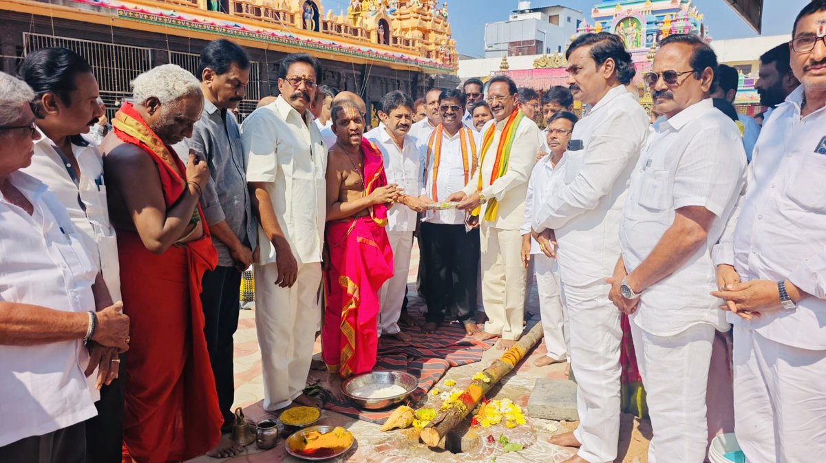 అమలాపురం శ్రీ వేంకటేశ్వర స్వామి వారి వార్షిక కళ్యాణ మహోత్సవాలకు శనివారం భక్తిశ్రద్ధలతో అంకురార్పణ జరిగింది. ఆలయ ప్రాంగణంలో నిర్వహించిన పందిరి రాట ముహూర్త కార్యక్రమంలో పాల్గొని స్వామివారిని దర్శించుకోవడం జరిగింది.
ఆ వేంకటేశ్వరుని కృపాకటాక్షాలతో నియోజకవర్గ ప్రజలందరూ సుఖసంతోషాలతో