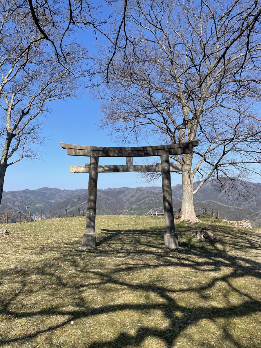 007fukuryu's tweet photo. 出雲　月山富田城

遅ればせながら今年初登城。天候に恵まれたので富田城に登りました。
春の気配、城巡り日和が増えそう😄

#日本100名城 #山城 #尼子経久 #山中鹿之介 #城巡り #七曲り #御城印 #尼子晴久 https://t.co/DnGpenfBxc