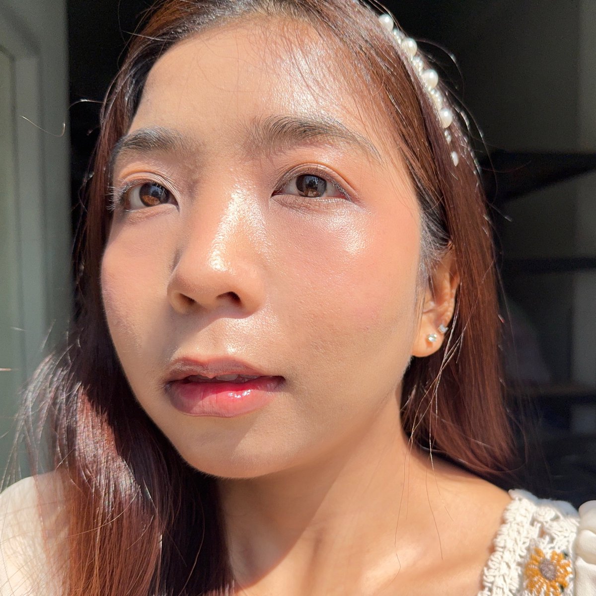 ลุคผิวโกลว์แบบน่ารักๆมาเสิร์ฟแล้วจ่ะ ใช้คุชชั่นสูตรโกลว์ตัวใหม่ของ Glad2Glow ปกปิดกริบแต่เบาผิวมาก บูสต์ด้วยสเปรย์เซรั่มทรัฟเฟิล ซึมไว ช่วยเติมความชุ่มชื้นและเพิ่มความโกลว์ให้ผิว ฉีดระหว่างวันได้ ผิวฉ่ำสุดดด ✨