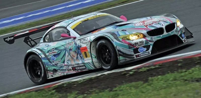 海外から見たら2012年のGT300意味不明すぎる

・紫電、ガライヤとかいう謎の存在
・プリウスがレーシングカーになってる、しかもめっちゃうるさい
・GT3も走ってると思ってよく見たら痛車