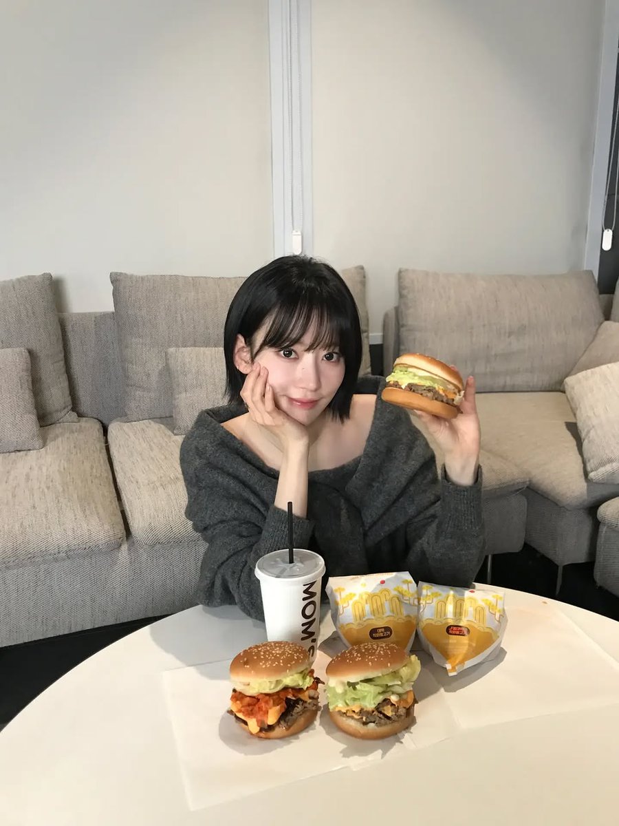 午後3時19分😌🌸✨🍔 #宮脇咲良 #SAKURA #미야와키사쿠라 #꾸라