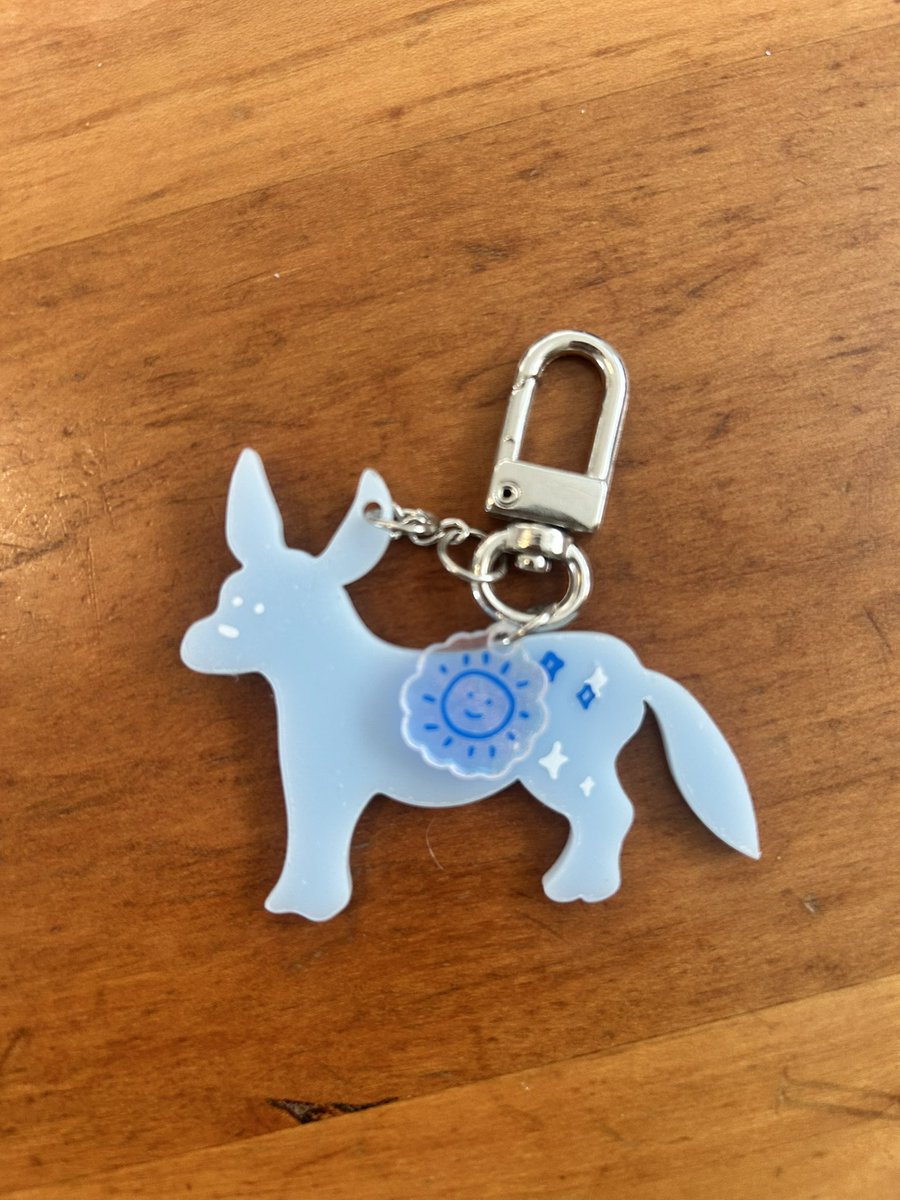 ヨンジュンの馬みてなんか既視感あるなと思ったら🦊のキーリングだ