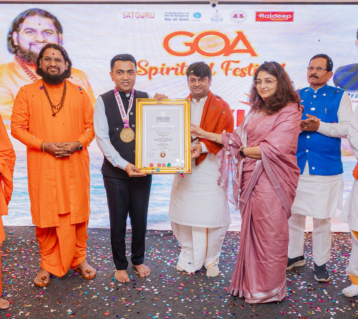 gurudevrkp's tweet photo. Friday, 20th Feb, the #Chief #Minister of #Goa, Dr. #Pramod Sawant, was conferred the #World Book of #Records Award by HH Shri #Rajrajeshwar Guruji. The presentation took place in the distinguished presence of the #Union #Minister of India , Shri #Shripad #Naik; His Holiness Swami Brameshwaranandacharya Ji; and Dr. Tithi Bhaila, at Goa, India.