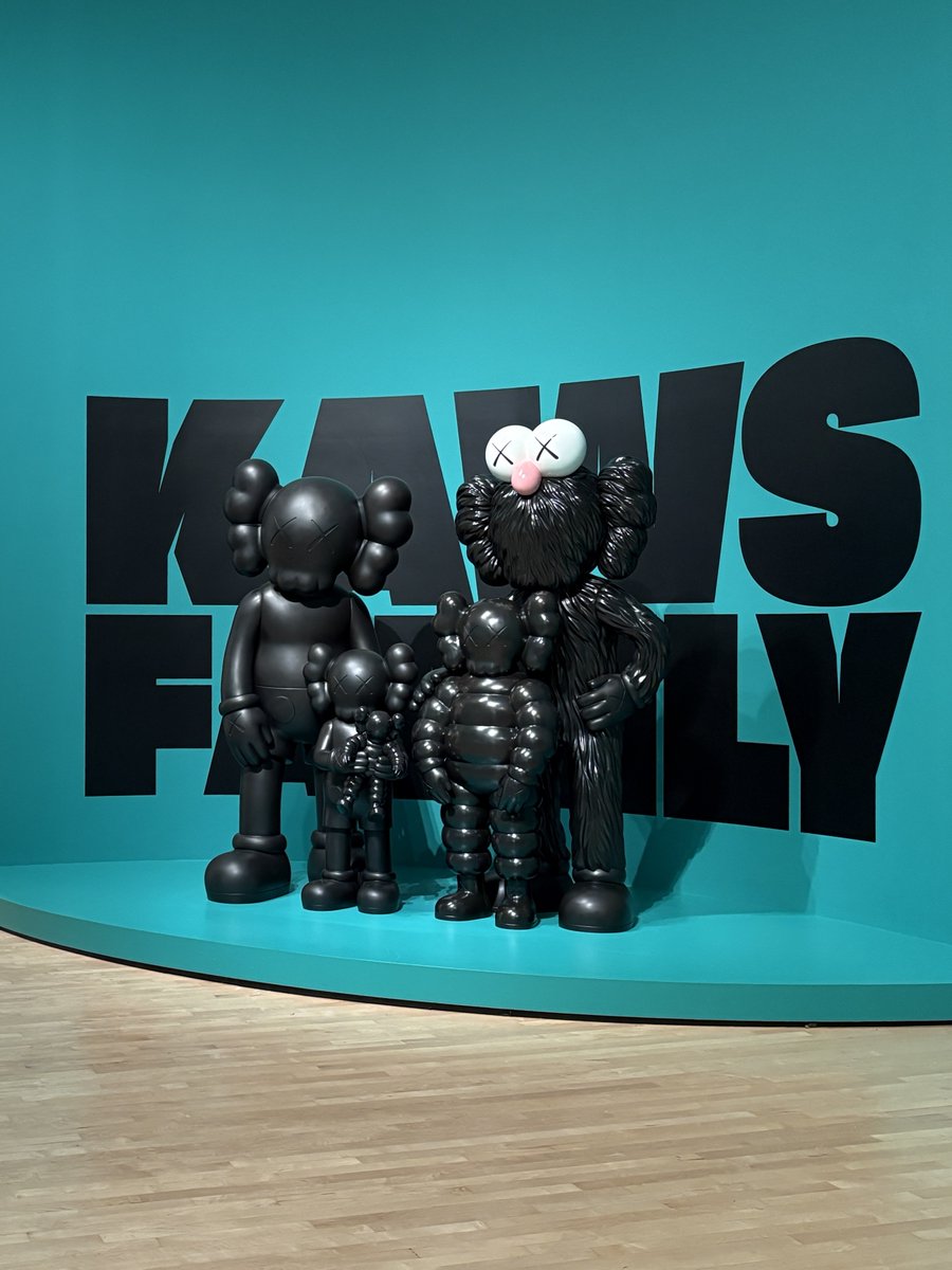 SFMOMAで5/3まで開催中の大規模個展「KAWS: FAMILY」。 会場では