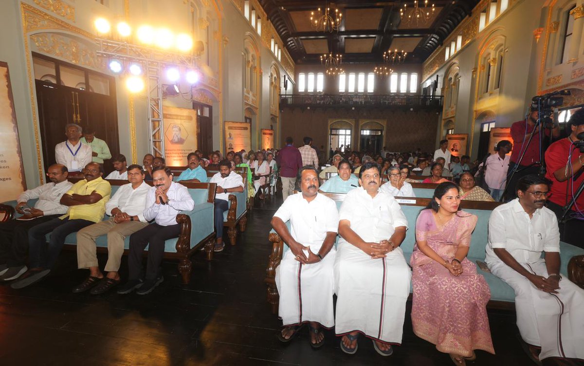 தமிழ் மற்றும் இந்தோ-ஐரோப்பிய மொழிகளின் வேர்ச்சொல் ஒப்பீட்டு அகராதியின் 4-ஆம் தொகுதியை, சென்னை விக்டோரியா ஹாலில் இன்று வெளியிட்டோம்.

இந்த தொகுதியின் மூலம், மீண்டும் நம் தமிழ்மொழியின் தொன்மையை ஆதாரப்பூர்வமாக உலகிற்குச் சொல்லியுள்ள மொழியியல் அறிஞர்கள் அனைவருக்கும் எனது அன்பும் -