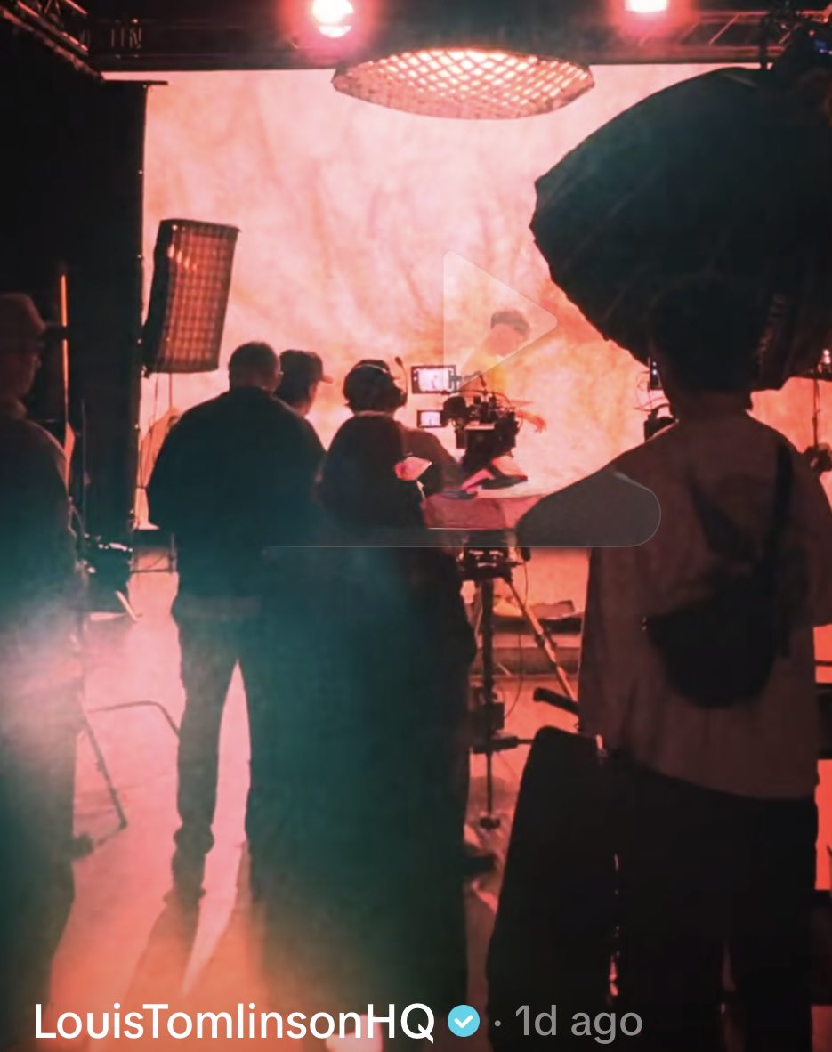 28untiltheend's tweet image. There is NO WAY this is a slip up!! He wanted us to see.