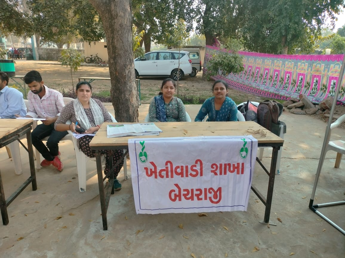 Agri_bechraji's tweet photo. બેચરાજી તાલુકાના મોટપ ગામે આયોજીત સેવા સેતુ કાર્યક્રમમાં ખેતીવાડી વિસ્તરણ સ્ટાફ દ્વારા કેમ્પ ગોઠવી ફામૅર રજીસ્ટરી કામગીરી કરવામાં આવી સાથે સાથે સોઈલ હેલ્થ કાર્ડ, કૃષિ પ્રગતિ એપ તથા કૃષિ વિષયક માગૅદશૅન આપવામાં આવ્યું #Sevasetu2
@AgriSDOVijapur @DaoMehsana https://t.co/5YyEMnaouG