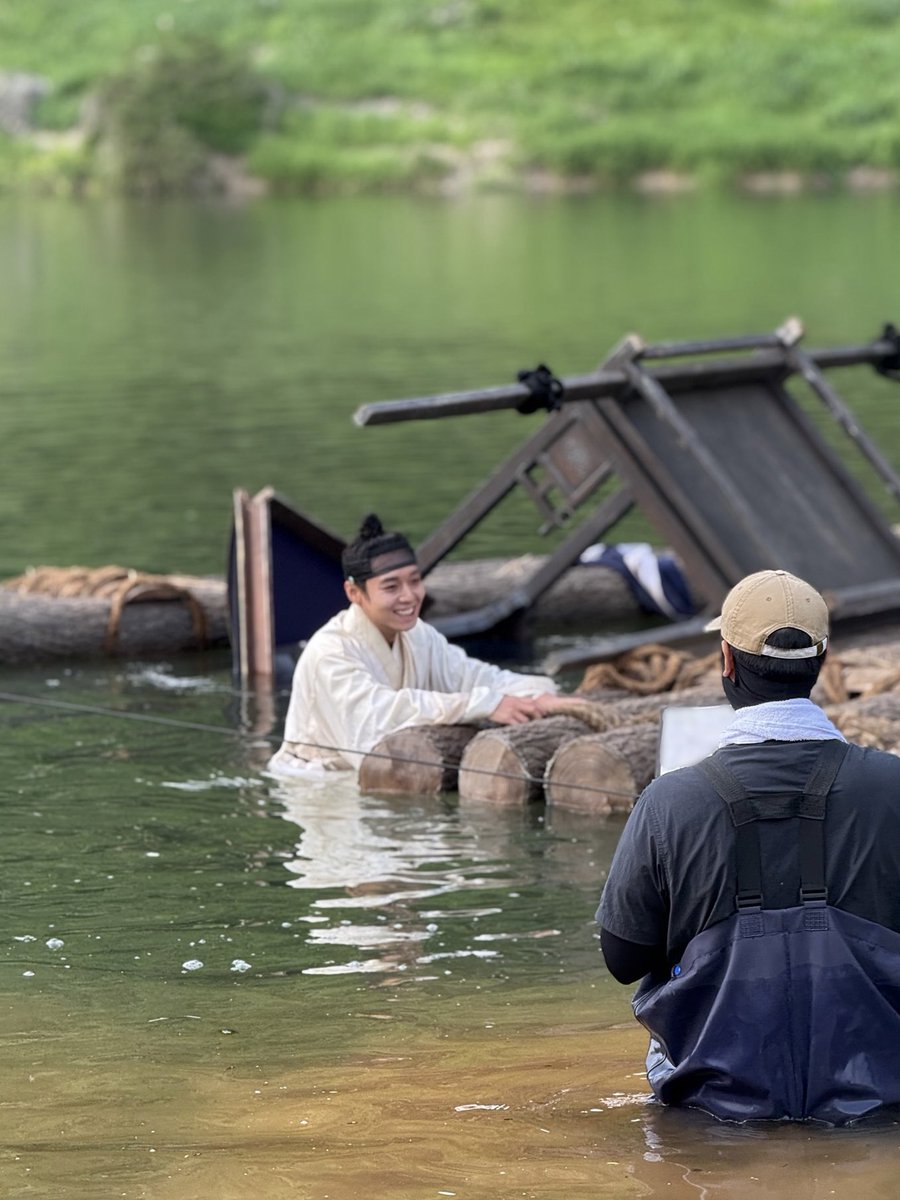 <왕과 사는 남자> 이홍위📸

"내가 걸음마를 시작했을 때부터 그대는 나와 함께 했다.
그대는 나의 벗이요. 누이요. 어머니였다.
그 고마웠던 시절을 뒤로하고 나는 길을 떠날 것이다.
먼 훗날 다시 태어나면 그때도 나의 벗이 되어주면 좋겠구나.
나도 기꺼이 그대의 벗이 될 것이다."

500만 관객
