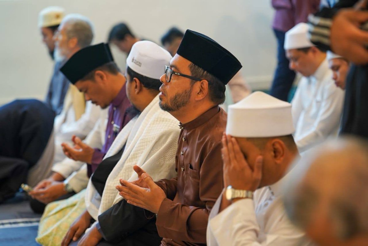 Kali ini saya memilih menunaikan solat Jumaat di Musalla IOI City Mall, yang terletak di IOI City Mall, Putrajaya.

Di tengah hiruk-pikuk pusat membeli-belah, ribuan hati tunduk sujud kepada Allah Subhanahu wa-Ta'ala. Lebih 3,000 jemaah berhimpun - untuk mencari redha Ilahi.